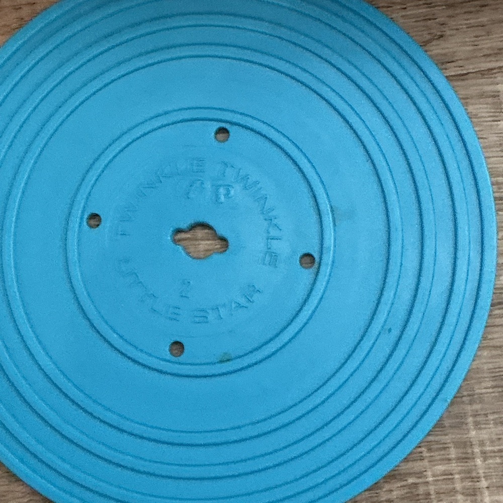 Fisher-Price Red and Blue Music Box Player and record - 2014 - Picture 9 of 11